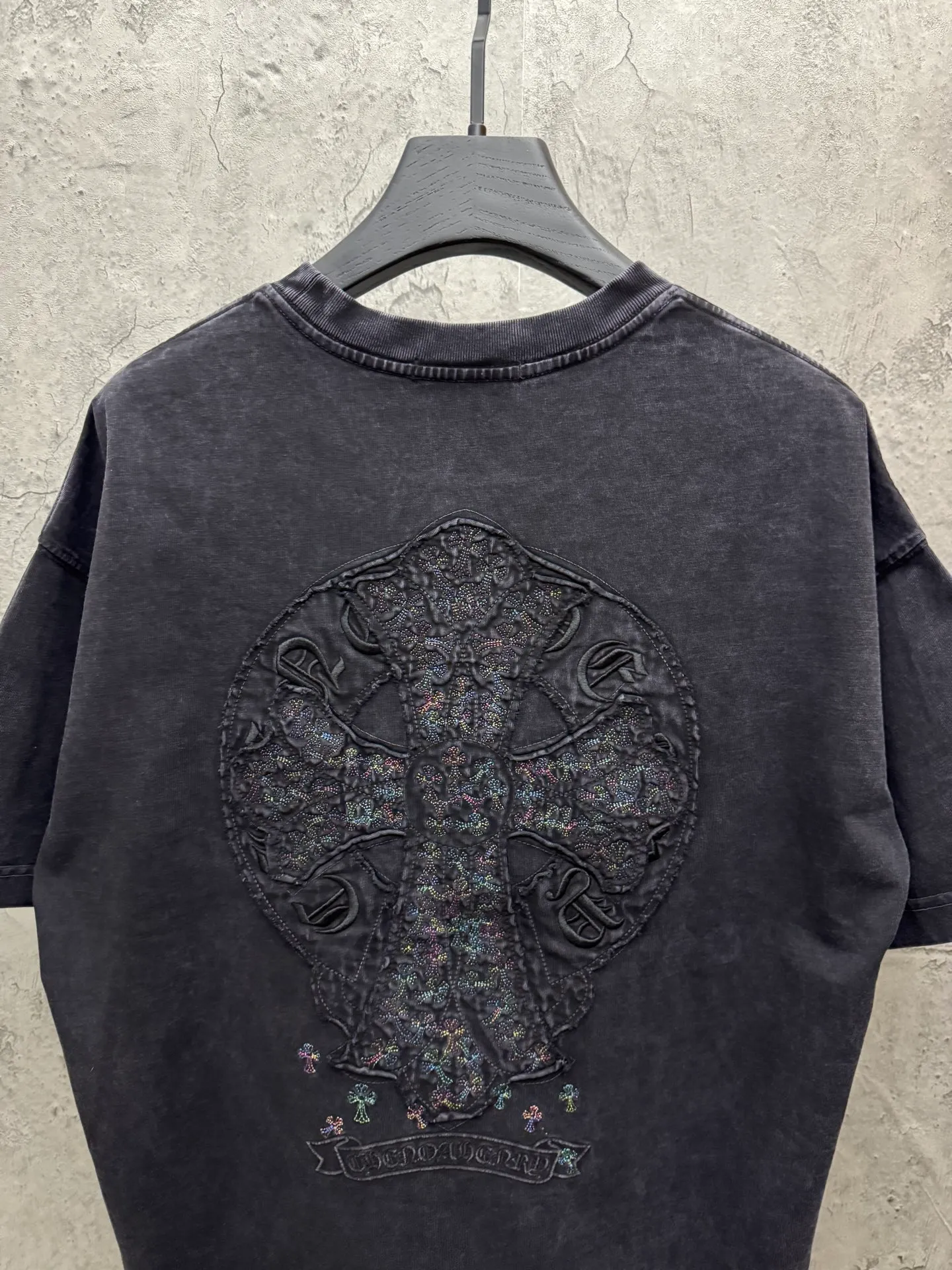 P230 top version, real shot without P, ​​different from market currency) 𝗖𝗵𝗿𝗼𝗺𝗲 𝗛𝗲𝗮𝗿𝘁𝘀/Croxin 2026 spring new original single counter American washed patch embroidered couple short sleeves 👑The highest version! Customized fabric 320 grams, washed and fried. Best-selling model at the counter. Very comfortable to wear. Accessories: Original molded and authenticated collar label➕100% silk wash label. Genuine purchase-grade original hangtag➕matching hanging rope➕3D hanging beads➕original packaging bag. Craftsmanship: The original version has consistent wiring! The highest version of the armhole matching technique! Color: Gray Black Size: S M L XL Style No.: 6619